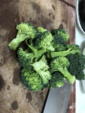 西兰花切大块，因为烧至，不能小了