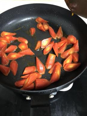 黄心有油浸的样子就可以加入汤料