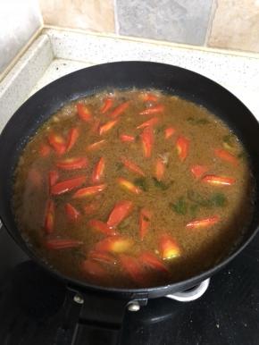 我加入的是之前烧菜用的汤料，如果你没有用鸡汤或者其他汤都可以，也可用清水，清水要多加一小勺鸡精，味道会醇厚一些