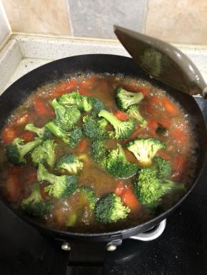 放入西兰花烧至10分钟，西兰花熟透，又不是特别耙，再烧下去会颜色不好看。不介意颜色，有喜欢吃耙菜的可以延长时间。起锅勾薄芡即可。