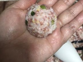 用勺子和手反复摔打一个，制成圆形