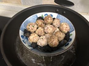 上锅蒸20分钟。如果喜欢木耳软糯的，请在这一步加入清汤或者高汤，蒸1个小时以上。