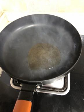 少量油下锅，热锅凉油