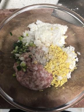 将米饭、肉末、姜末、葱末、淀粉（加2倍淀粉的水泡开，一起倒入）、胡椒粉、花椒粉、盐，一起搅