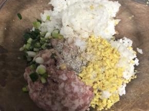 将米饭、肉末、姜末、葱末、淀粉（加2倍淀粉的水泡开，一起倒入）、胡椒粉、花椒粉、盐，一起搅