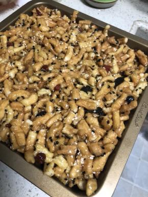 压实放凉，切块就可以吃了。