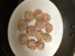 放入锅中，隔水蒸