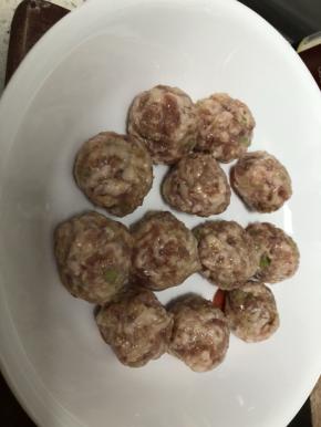 将肉丸放到胡萝卜片上，放入蒸锅蒸15分钟