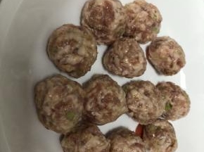 将肉丸放到胡萝卜片上，放入蒸锅蒸15分钟