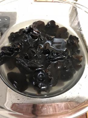 泡发好的木耳，清洗干净，去除硬蒂