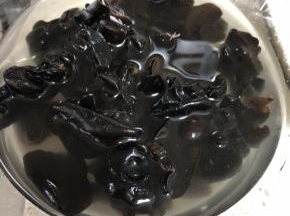 泡发好的木耳，清洗干净，去除硬蒂