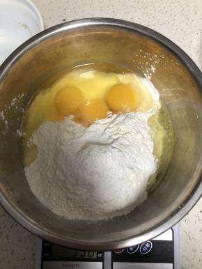 鸡蛋放一边，泡打粉和面粉在一边。