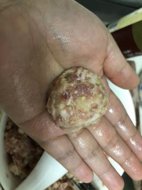 用勺子摔倒另一只手掌中，反复摔打成圆