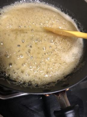 糖稀已经冒泡，就可以一次性倒入所有的萨其马面条了