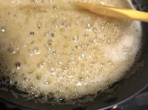 糖稀已经冒泡，就可以一次性倒入所有的萨其马面条了
