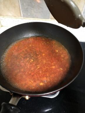 加入清水，将红薯淀粉2和少量水混合再倒入勾芡。