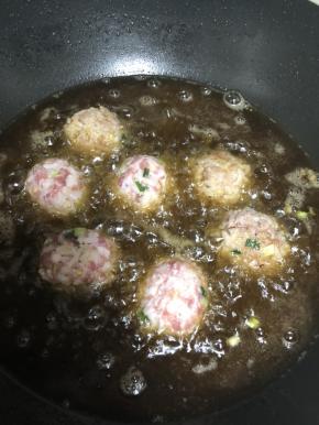 倒入外婆乡小榨菜菜籽油，油热熟后，转小火，一直用小火炸