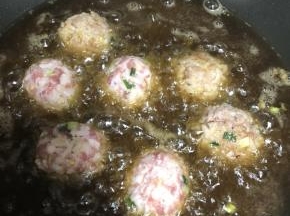 倒入外婆乡小榨菜菜籽油，油热熟后，转小火，一直用小火炸