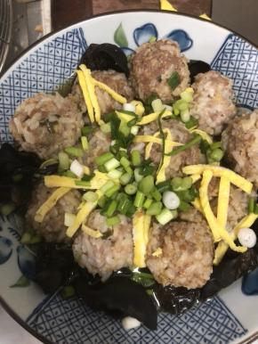 出锅撒上蛋皮和葱花，加入高汤即可。