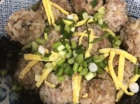 出锅撒上蛋皮和葱花，加入高汤即可。