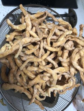 锅中放入外婆乡小榨菜菜子油，用一小块面团实验，马上浮起来，就改小火，一直用小火，保持锅底冒小气泡的感觉炸