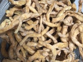 锅中放入外婆乡小榨菜菜子油，用一小块面团实验，马上浮起来，就改小火，一直用小火，保持锅底冒小气泡的感觉炸