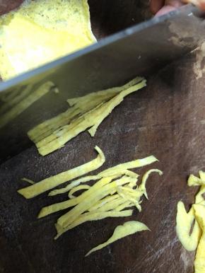 鸡蛋皮切丝，鸡蛋皮的做法，参看我最早的包圆菜谱有详细的过程。肉丸子蒸够15分钟后撒上蛋皮。