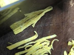 鸡蛋皮切丝，鸡蛋皮的做法，参看我最早的包圆菜谱有详细的过程。肉丸子蒸够15分钟后撒上蛋皮。