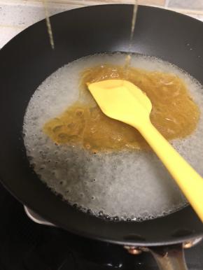 制作糖浆。将水、白砂糖和麦芽糖放进平底锅熬汤。