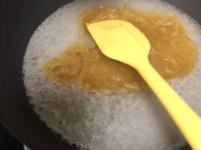 制作糖浆。将水、白砂糖和麦芽糖放进平底锅熬汤。