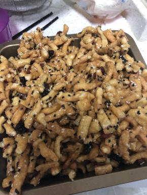 我用的是18*18的烤盘，带上手套，压实，一定要压实，后面切糖才不会掉渣严重。