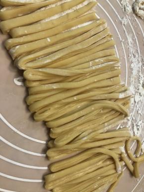 分成两个小团，然后擀平切丝。