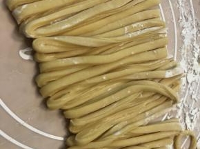 分成两个小团，然后擀平切丝。