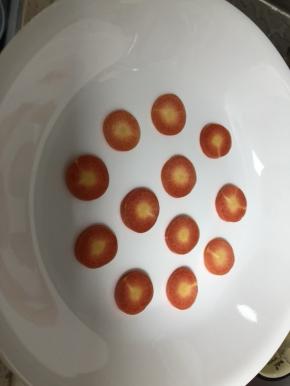 胡萝卜切圆片，适量摆放