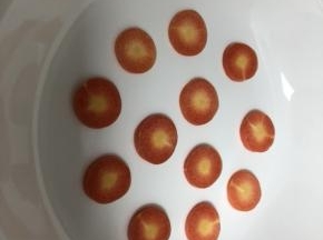 胡萝卜切圆片，适量摆放