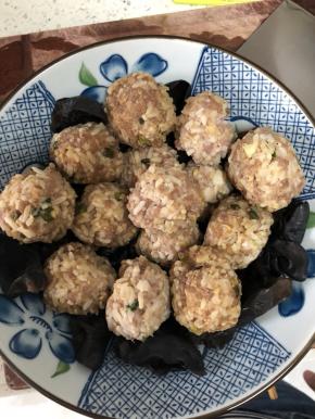 铺上炸好的肉丸子