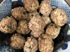 铺上炸好的肉丸子