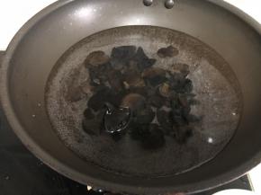 水开后，放入锅中焯水