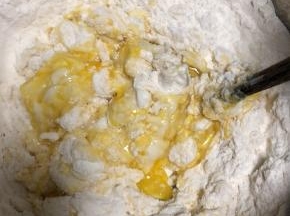 先用筷子搅拌
