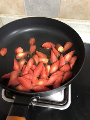 油热之后在锅中焯至之间的黄心变色，这样可以减少烧制的时间，而且味道也会更好