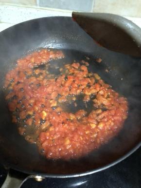 炒干水分，加入盐2.5ml，糖一勺。