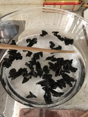 木耳随吃随泡，太久会有有害物质。加一只筷子，可以加速泡发速度。一般二十分钟就可以了。