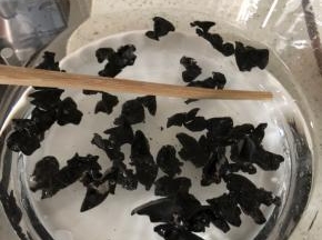 木耳随吃随泡，太久会有有害物质。加一只筷子，可以加速泡发速度。一般二十分钟就可以了。