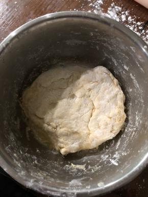 粘，非常的粘。用玉米淀粉拍打成团，盖上保鲜膜，饧40分钟以上。面粉休息的好，后面面条味道更好