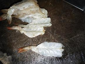 虾去壳去头，背面切开，不要切断，去虾肠