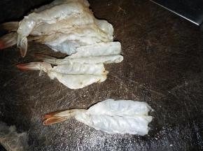 虾去壳去头，背面切开，不要切断，去虾肠
