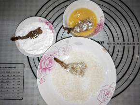 ①先蘸淀粉
②后蘸鸡蛋液
③最后裹面包糠