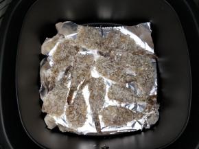 烤箱或空气炸锅200℃预热5分钟，锡纸刷一层油，摆入虾条