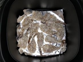 烤箱或空气炸锅200℃预热5分钟，锡纸刷一层油，摆入虾条