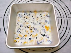 准备一个干净的容器，薄薄铺一层就可以，不宜太厚